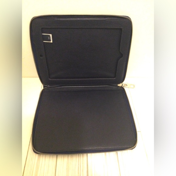 Gap Plaid Tablet Case 🌸 - Picture 5 of 9